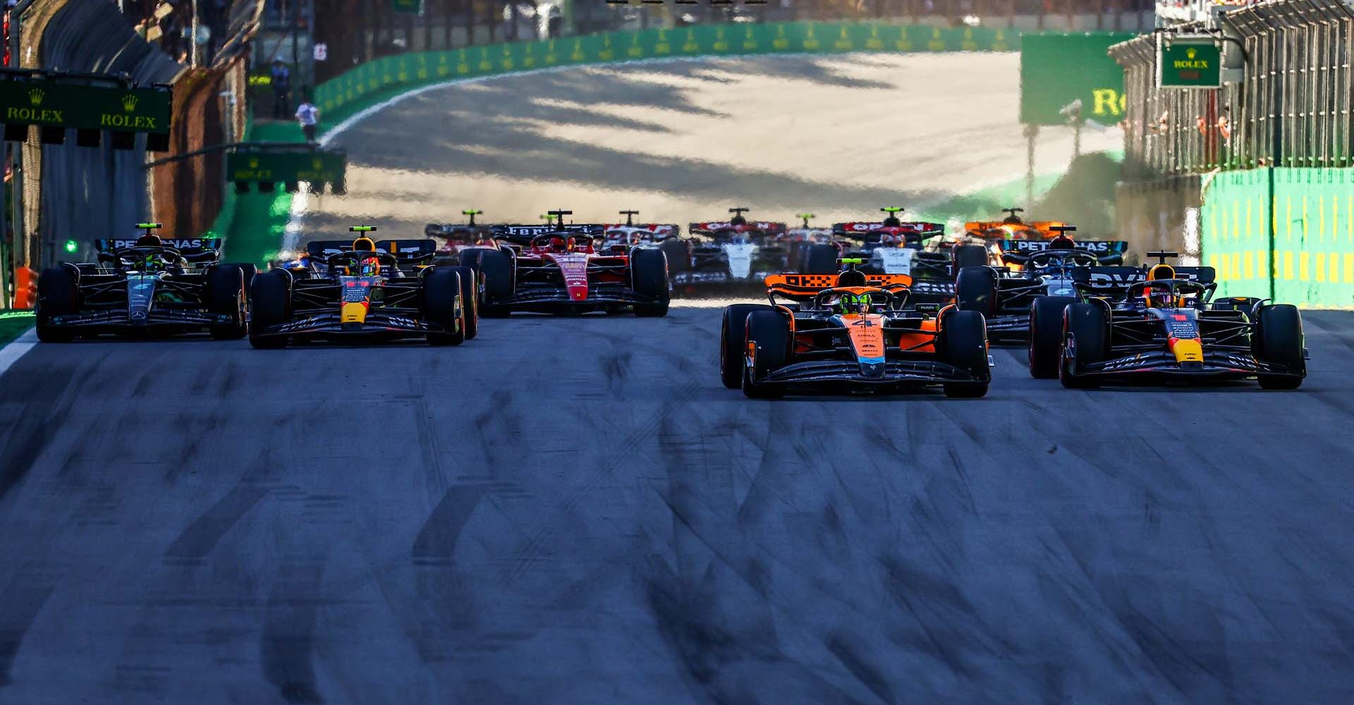 SAO PAULO, BRAZIL - NOVEMBER 04: Max Verstappen of the Netherlands driving the (1) Oracle Red Bull Racing RB19 leads Lando Norris of Great Britain driving the (4) McLaren MCL60 Mercedes and the rest of the field into turn one at the start during the Sprint ahead of the F1 Grand Prix of Brazil at Autodromo Jose Carlos Pace on November 04, 2023 in Sao Paulo, Brazil. (Photo by Mark Thompson/Getty Images) // Getty Images / Red Bull Content Pool // SI202311040320 // Usage for editorial use only //