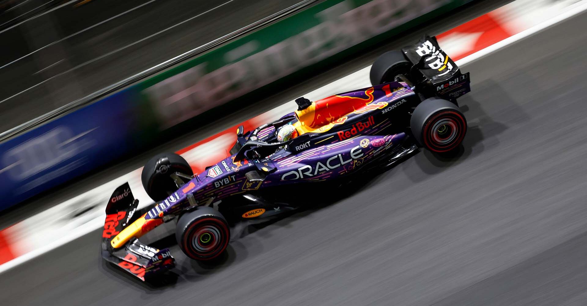 LAS VEGAS, NEVADA - NOVEMBER 17: Max Verstappen of the Netherlands driving the (1) Oracle Red Bull Racing RB19 on track during practice ahead of the F1 Grand Prix of Las Vegas at Las Vegas Strip Circuit on November 17, 2023 in Las Vegas, Nevada. (Photo by Chris Graythen/Getty Images) // Getty Images / Red Bull Content Pool // SI202311170945 // Usage for editorial use only //