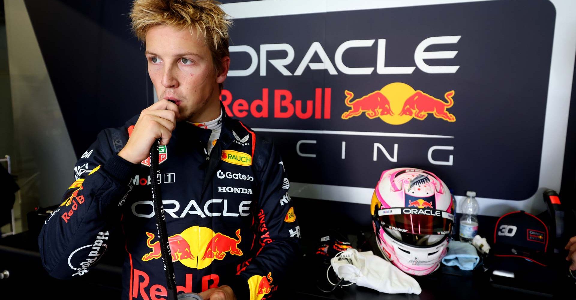 Liam Lawson taking on fluids in the garage during his test in Jerez.  // Getty Images / Red Bull Content Pool // SI202502240173 // Usage for editorial use only //