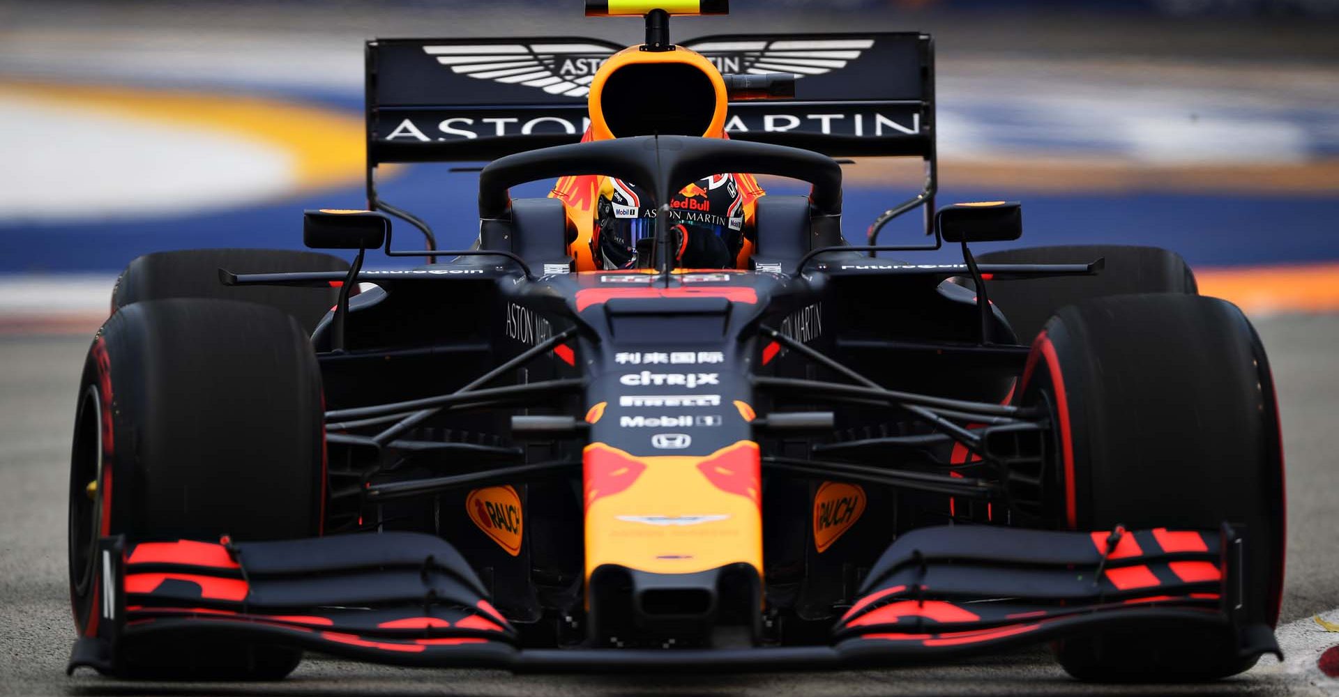 SINGAPORE, SINGAPORE - SEPTEMBER 20: Alexander Albon of Thailand driving the (23) Aston Martin Red Bull Racing RB15 on track during practice for the F1 Grand Prix of Singapore at Marina Bay Street Circuit on September 20, 2019 in Singapore. (Photo by Clive Mason/Getty Images) // Getty Images / Red Bull Content Pool  // AP-21MKQTC6D2111 // Usage for editorial use only //