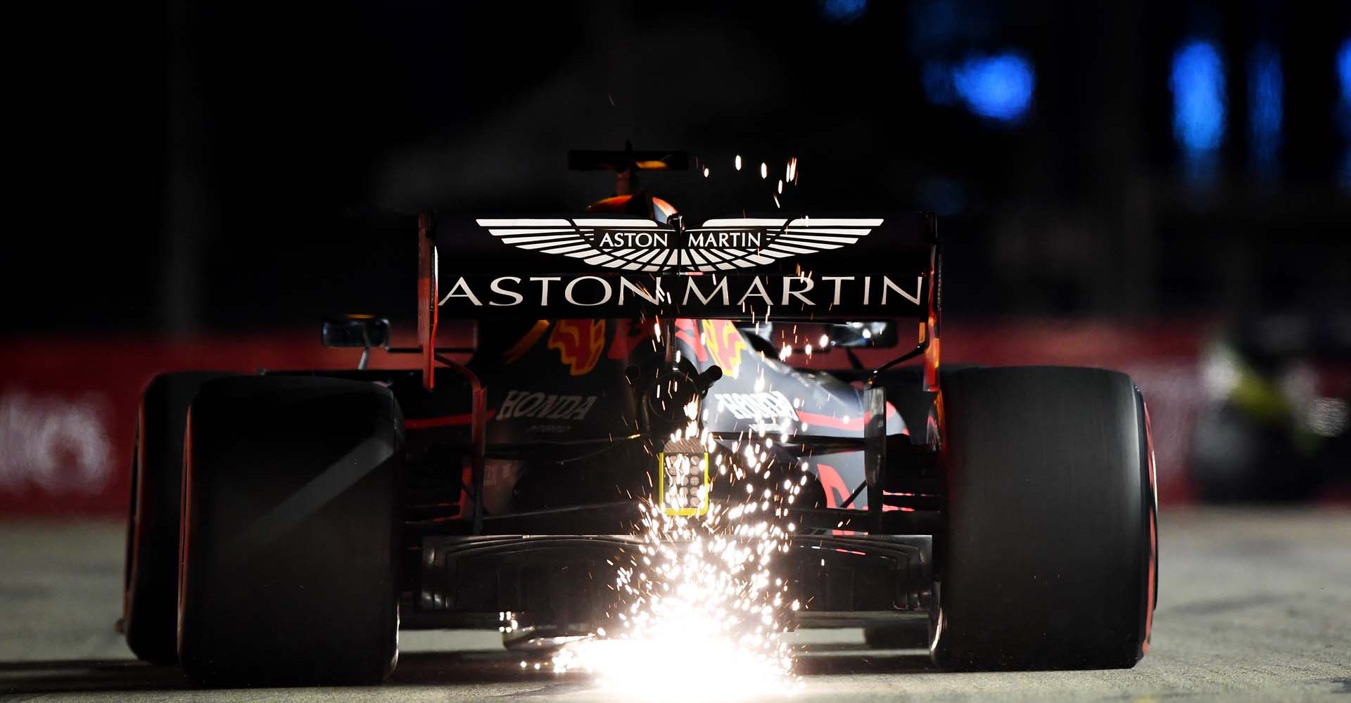 SINGAPORE, SINGAPORE - SEPTEMBER 20: Sparks fly behind Max Verstappen of the Netherlands driving the (33) Aston Martin Red Bull Racing RB15 on track during practice for the F1 Grand Prix of Singapore at Marina Bay Street Circuit on September 20, 2019 in Singapore. (Photo by Clive Mason/Getty Images) // Getty Images / Red Bull Content Pool  // AP-21MNRT61D2111 // Usage for editorial use only //