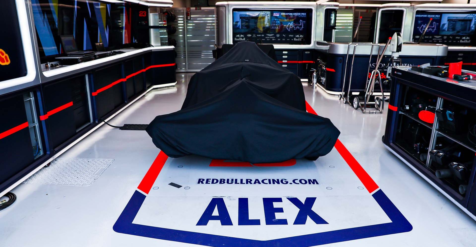 SINGAPORE, SINGAPORE - SEPTEMBER 21: The car of Alexander Albon of Thailand and Red Bull Racing is seen under wraps in the garage before final practice for the F1 Grand Prix of Singapore at Marina Bay Street Circuit on September 21, 2019 in Singapore. (Photo by Mark Thompson/Getty Images) // Getty Images / Red Bull Content Pool  // AP-21MWTZ7R92111 // Usage for editorial use only //