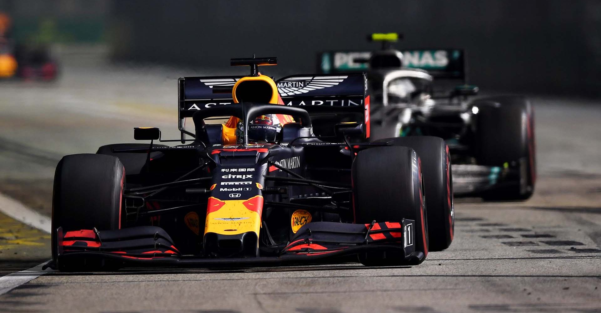 SINGAPORE, SINGAPORE - SEPTEMBER 22: Max Verstappen of the Netherlands driving the (33) Aston Martin Red Bull Racing RB15 leads Valtteri Bottas driving the (77) Mercedes AMG Petronas F1 Team Mercedes W10 on track during the F1 Grand Prix of Singapore at Marina Bay Street Circuit on September 22, 2019 in Singapore. (Photo by Clive Mason/Getty Images) // Getty Images / Red Bull Content Pool  // AP-21NA3RX8D1W11 // Usage for editorial use only //