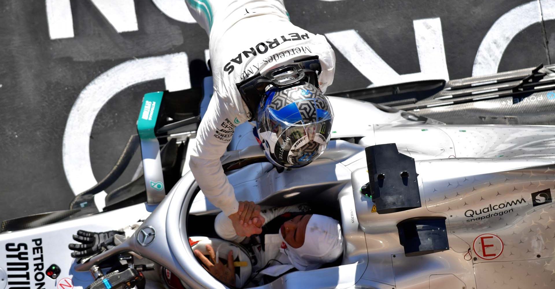 2019 United States Grand Prix, Sunday - LAT Images Valtteri Bottas Lewis Hamilton Mercedes