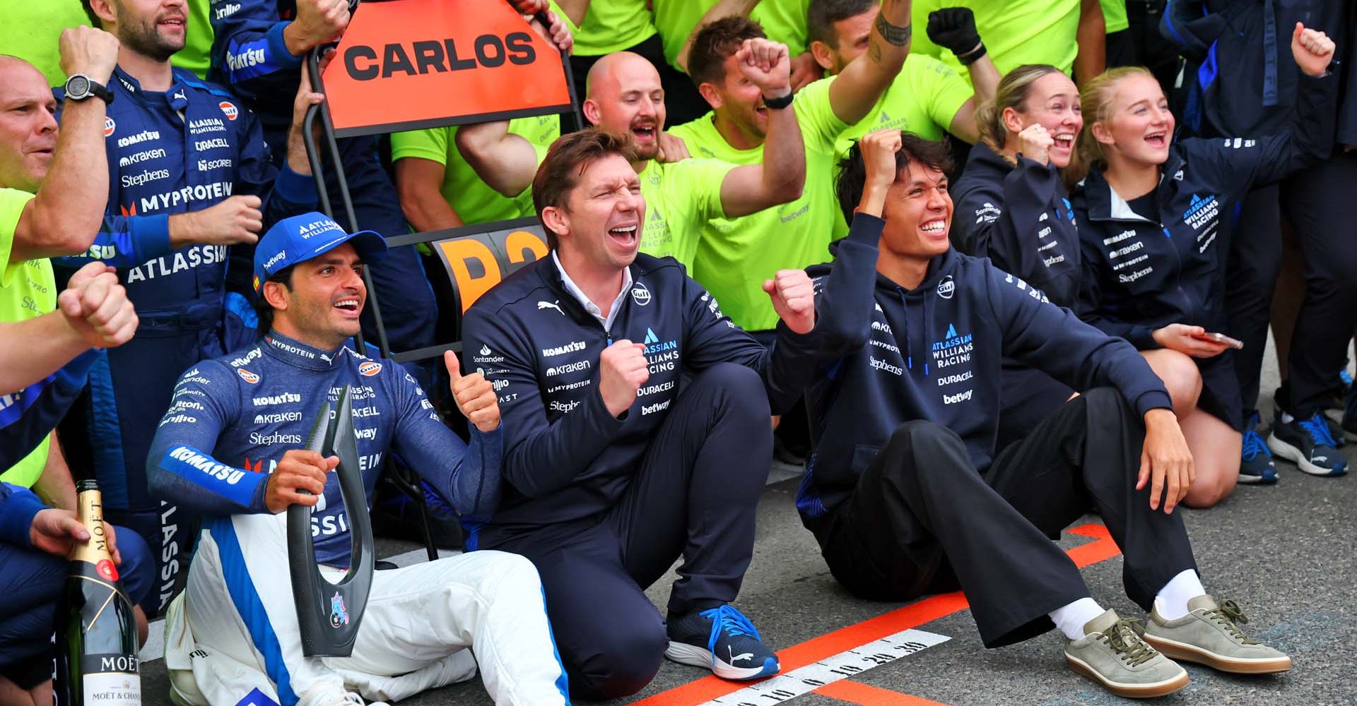 Carlos Sainz (ESP) Atlassian Williams Racing celebrates his third position with James Vowles (GBR) Atlassian Williams Racing Team Principal; Alexander Albon (THA) Atlassian Williams Racing, and the team.
21.09.2025. Formula 1 World Championship, Rd 17, Azerbaijan Grand Prix, Baku Street Circuit, Azerbaijan, Race Day.