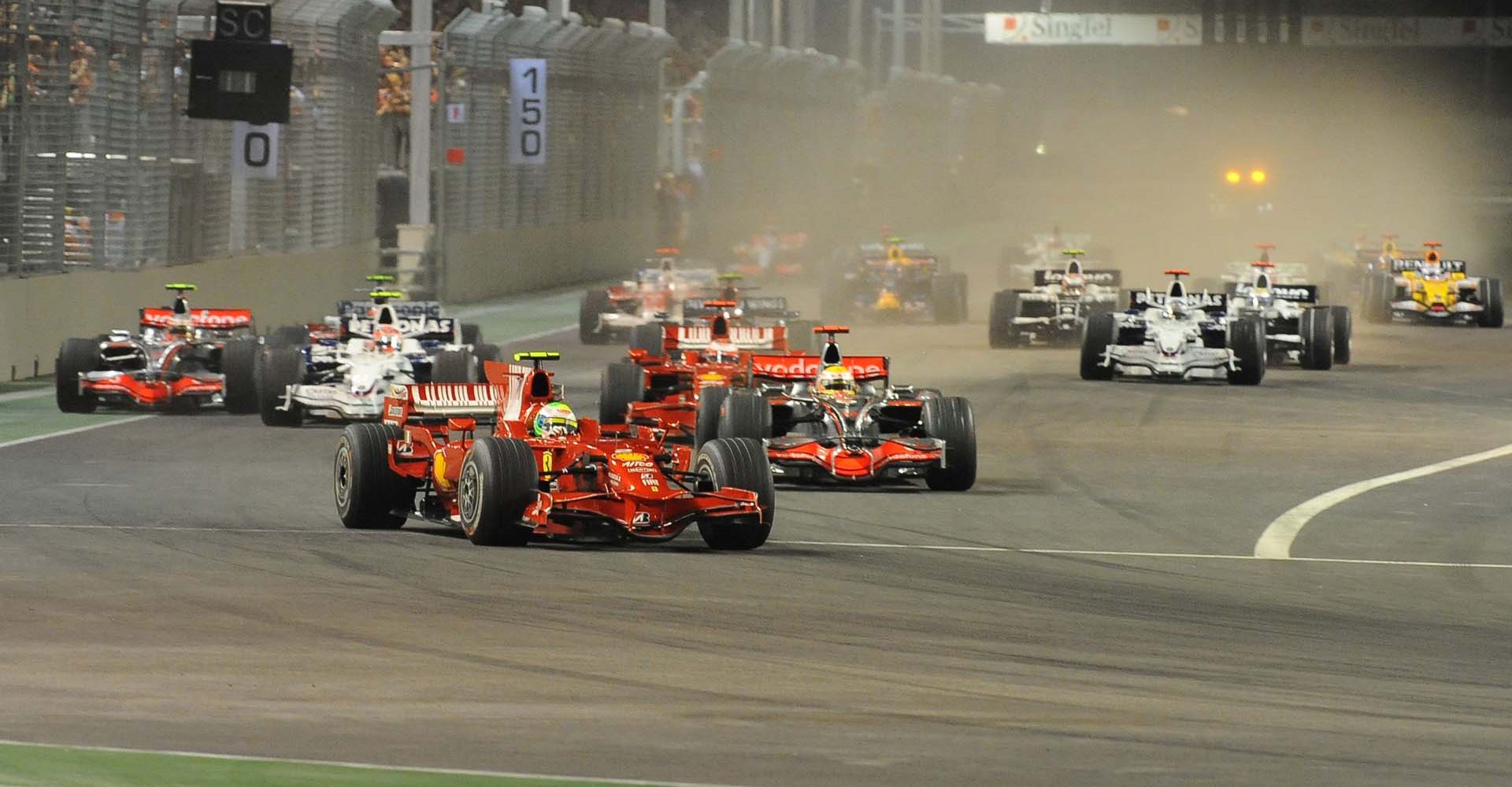 Singapore GP 2008, start, Felipe Massa (Ferrari) and Lewis Hamilton (McLaren)