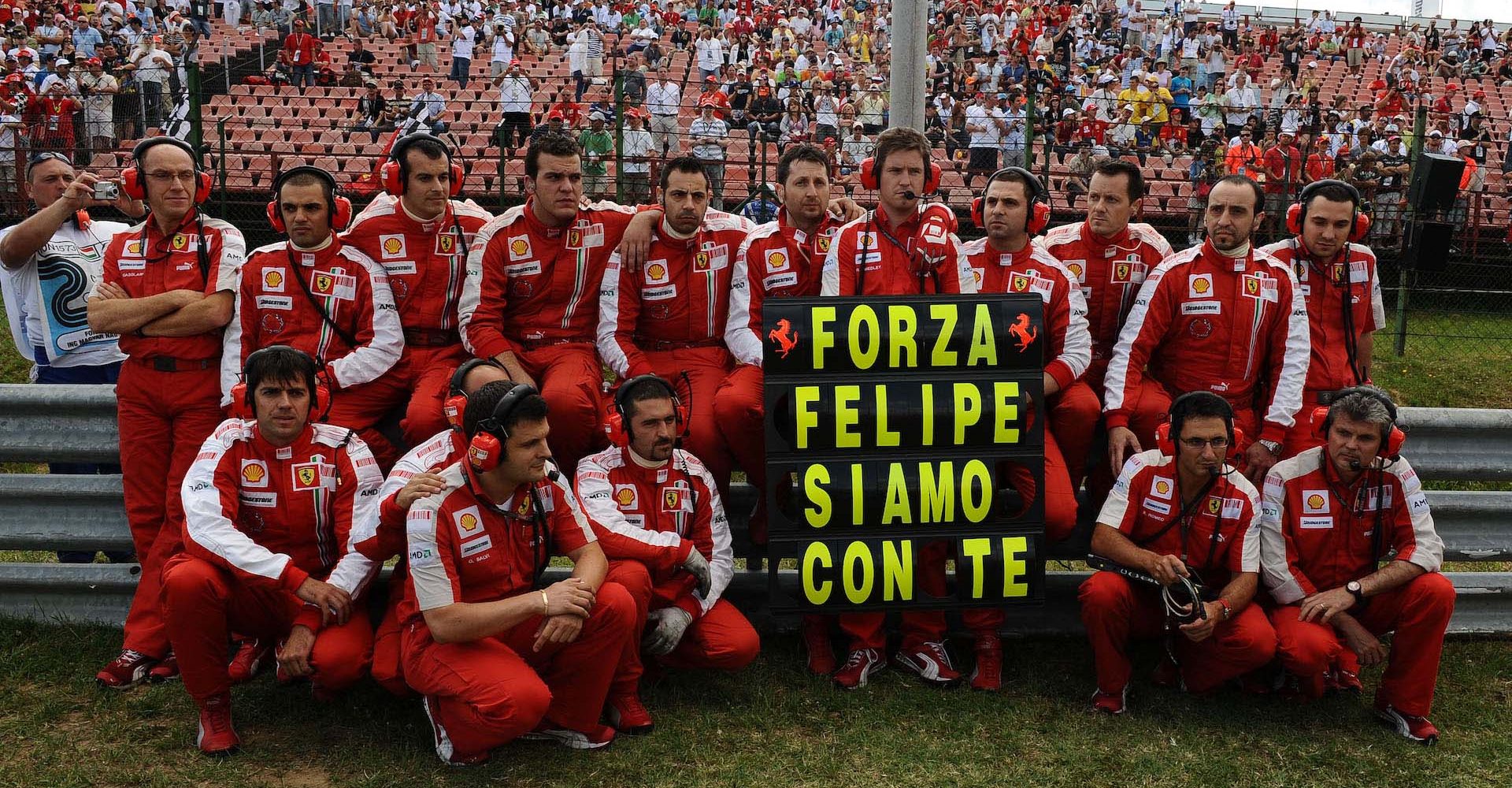 Forza Felipe message before the start of the Hungarian Grand Prix in 2009, after the accident of Felipe Massa (Ferrari)